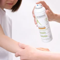 A-Derma Exomega Control Spray Emolliente Anti-grattage 200ml, Lenisce Secchezza e Arrossamenti, Riduce la sensazione di prurito, Pelle secca a tendenza Atopica